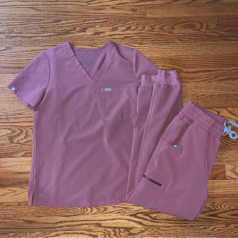 Figs Pink 1 Pocket Scrub Top & Figs Pink SCRUNCHY BAND Joggers Set size Small